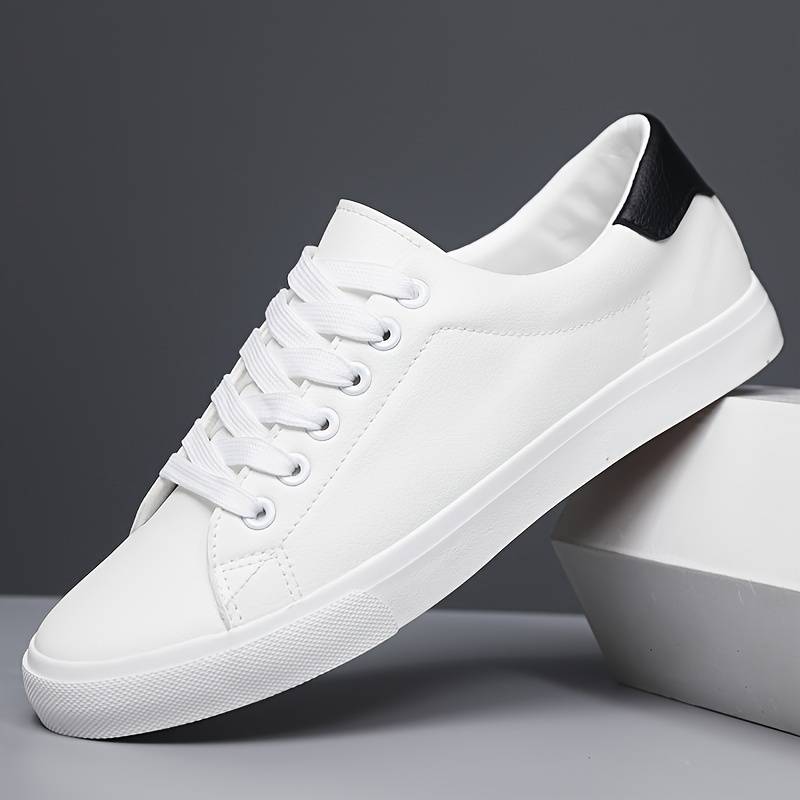 Men’s sneakers with rubber sole and round toe