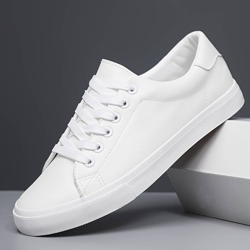 Men’s low-top sneakers with flat laces and rubber tread