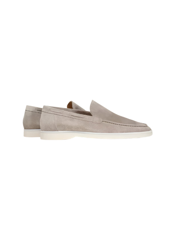 Flat-lay slip-on loafers with rounded toe and plain upper