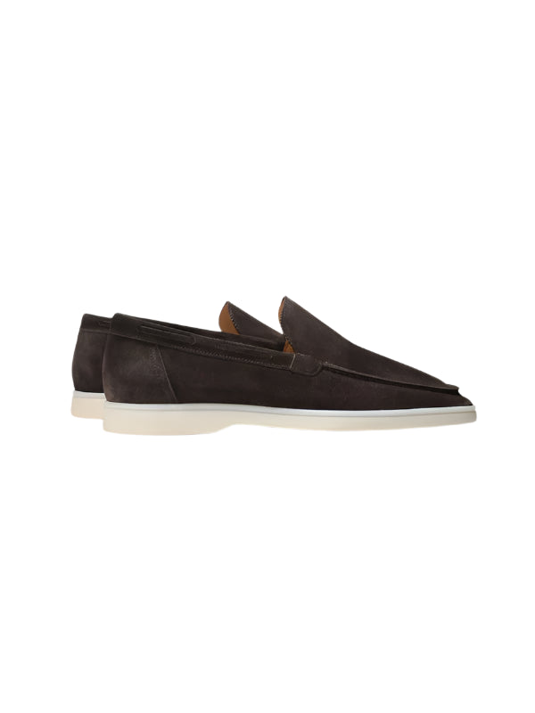 Flat-lay loafers with low-cut opening and flat sole